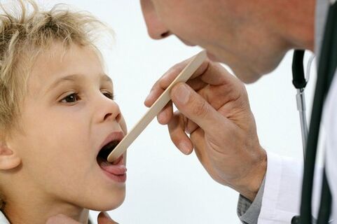 de arts onderzoekt de keel van een kind met psoriasis