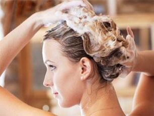 Medicinale shampoo gebruiken voor psoriasissymptomen