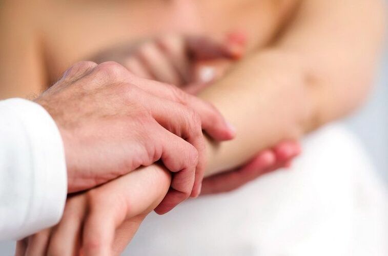 Dermatoloog onderzoekt een patiënt met psoriasis