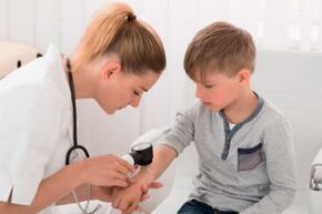 Oorzaken van het begin van de ziekte in de kindertijd